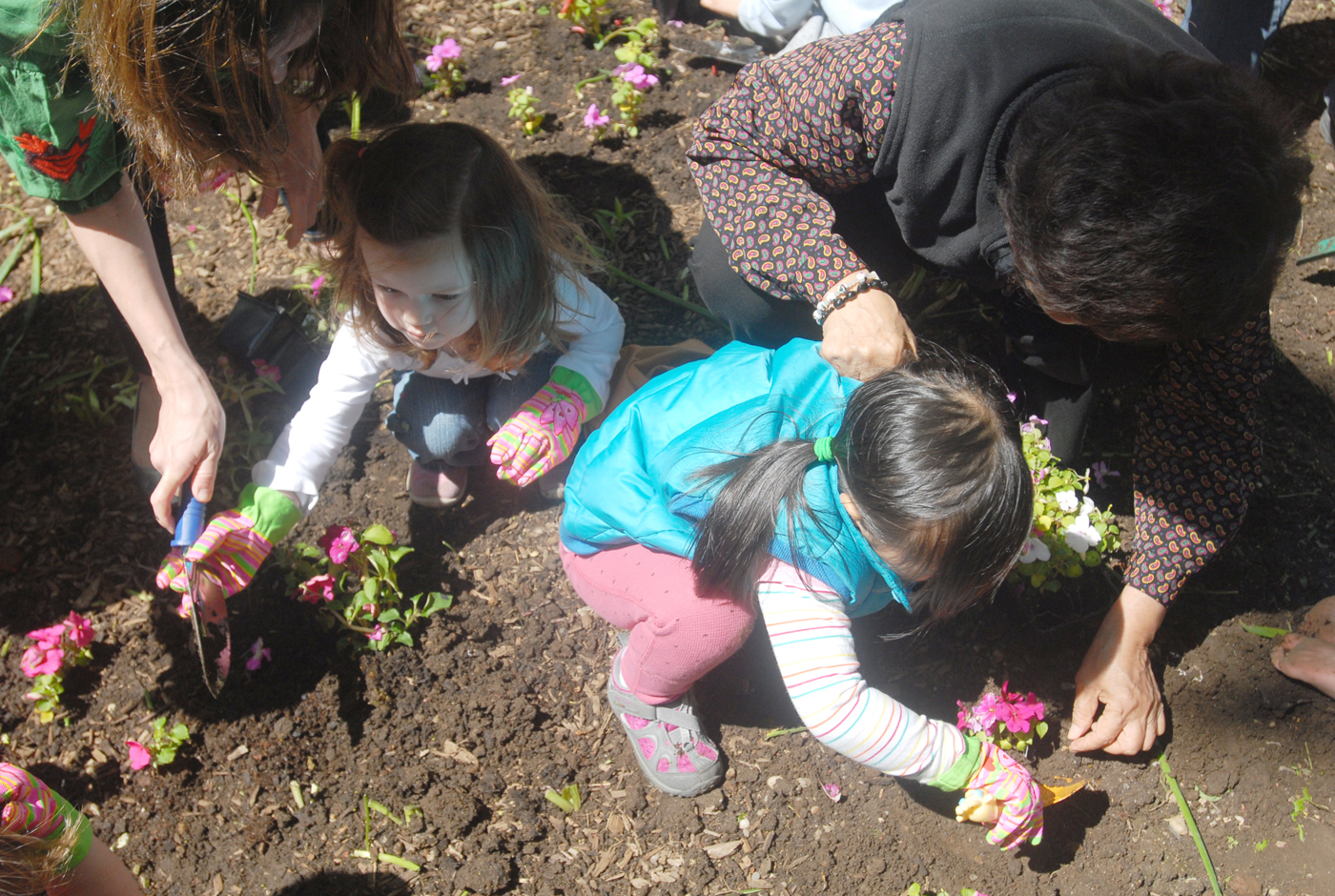 Kids get a chance to garden during Washington Market Park’s annual Park Day event on April 26. Photo: Carl Glassman/Tribeca Trib